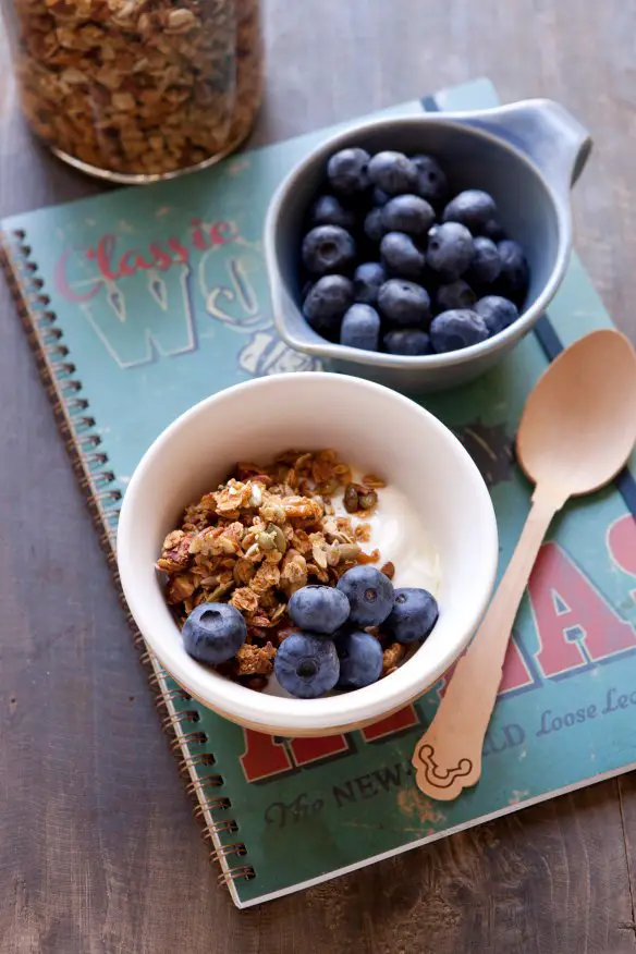 Muesli with yogurt and blueberries.